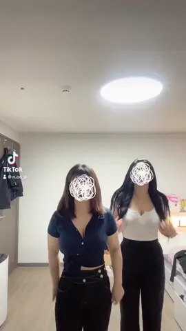 전남친이 전엔 연락 하루에 한번이라도 보내면서 뜸하게 하루하루 지냈는데 헤어지기 3?4일전인가 그때부턴 아예 전화도 씹고 연락도 다 재꾸더라? 딴 사람 연락은 잘 받고 민나기는 잘 만나면서? 그래서 이번에 헤어지자고 내가 연락 했는데 그 연락도 안보더랑 ㅜ 인스티랑 카톡엔 같이 찍은 사진이나 디데이가 걸려있는데 ㅜㅜ 그거 거슬려서 전남친 아는 지인분께 연락 보라 전해달라 했는데 그 연락은 봤는지 방금 인스타 보니깐 같이 찍은 사진 내려가있더랑 ㅋㅋ 틱톡 누가봤는지 프로필 떠서 아는데 내 틱톡은 잘만 보던뎅 이것두 보면 카톡 디데이 내려주길 바래^^ #인천 #06 #고등학생 #연애 #이별 #추천떠라 