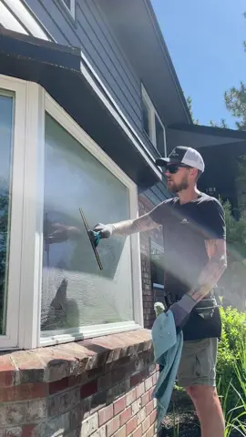 💦🧼🪟#cleaningmotivation #oddlysatisfying #satisfyingvideo #cleaningtricks #windowwashing 