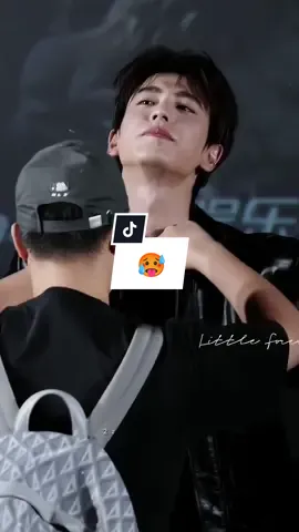 🥵😫😫💍 Jangan sampe ketinggalan buat promosi ye, tuh kalung ketutupan dikit langsung dibenerin wkwkwk #zhanglinghe #张淩赫 #chopard #myjourneytoyou #fyp 