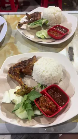 Ayam bakar 🤤 #kulinertiktok#foodiesoftiktok#viralvideo#viraltiktok#fypシ#storywakeren#restaurant  
