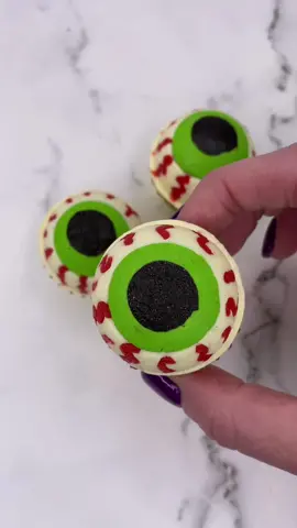 Simple eyeball cupcake tutorial 👁️🧁 I used mini cupcakes and a silicone cake pop mold for these. Pipe a black buttercream dot into your mold and then add a coloured swirl around it. Pipe wiggly red lines up the sides of the mold FREEZE 🥶 for 15 minutes Add white buttercream into the mold followed by your mini cupcakes. FREEZE 🥶 again for 15 minutes. Push them out of the mold and VOILÀ 💁🏼‍♀️👁️ #cupcakes #mini #halloweenbaking #spookyseason #eyeball #cakedbyrach #cakeart #cupcakedecorating