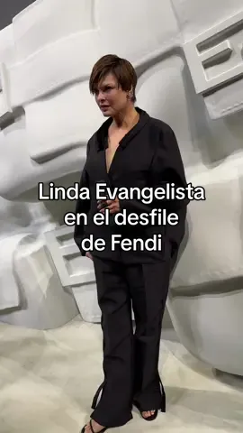 #LindaEvangelista en el desfile de @Fendi  #fendi #desfiles #mfw 