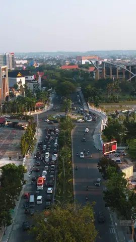 Suasana Sore Hari Di Jl.Sudirman Pekanbaru. Punya kenangan apa disini?🤔🥹#pekanbaru #sunset #cinematic #drone #pku