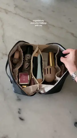 The viral amazon makeup bag is giving. Linked in bio✨  #fypp #parati #makeuptok #viraltiktok #makeupbag #makeupbagorganization #BeautyTok #amazonfinds #amazonmusthaves #makeupbagaesthetic 