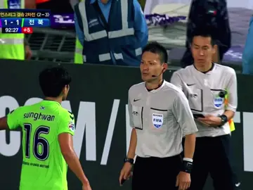 “Đừng chạm vào đồng đội tôi” #satoryuji #佐藤隆治 #trongtaififa #fifareferee 