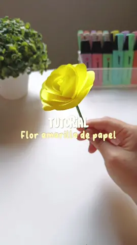 Ya no hay excusas para no regalar una flor amarilla este 21. 😽💛 #floresamarillas #flordepapel #21deseptiembre #manualidades #regalo #plumones #inspo #inspiracion #parati #foryou 