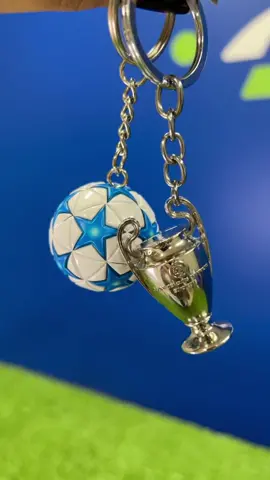 🔑⚽ Chaveiros campeões! Leve para casa um pedacinho da glória da Champions League com nossos novos chaveiros da taça e da bola Champions League! 🏆⚽ Por apenas R$39,90, essas pequenas joias esportivas estão disponíveis em todas as nossas 3 lojas. Garanta o seu e mostre seu amor pelo esporte em grande estilo! #CasaDosCraques #ChampionsLeague #ChaveirosCampeões #chaveiros 