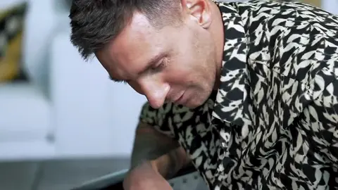 Migue granados le quiso tocar el tatuaje a messi y luego le cambia de tema Las mejores de las entrevistas con MESSI🏆 #parati #futbol #tiktok #youpage  #messi #miami #messimiami #campeon #campeondelmundo2022 #argentina #miguegranados #miguegranadosymessi #lanotacompleta #olga