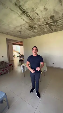 Resolvendo o Problema de Umidade na Laje - Passo a Passo no próximo vídeo no Domingo 🙏🏻 Vamos resolver este problema de umidade desta laje com a borracha líquida da Decor Colors! É uma solução total que já resolveu milhares de problemas de umidade pelo Brasil e com a qual eu vou mostrar o passo a passo aqui para vocês no próximo vídeo no Domingo 🙏🏻🚀! #decorcolors #reels #reforma #umidade #laje #pintura #pintor 