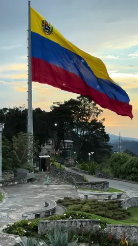 La bandera mas hermosa del país mas hermoso del mundo. ¡¡Viva Venezuela !! @nicolasmaduro  @delcyrodriguezv  @luchaalmada15  #venezuela #caracas #waraira #montaña #mountain #teleferico #cablecar #travel #tourism #enjoy #paisajes #landscape #instagram