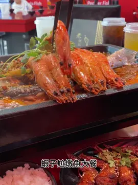 112.09.22 #犬犬の員林美食 老梗談 鐵鍋燉魚 你沒看錯！員林美食大解鎖🔓 在彰化就可以吃到美味酸菜魚 讓愛吃魚和辣的朋友大飽口福 新選擇讓你的美食地圖更豐富 結合各種道地元素呈現新風貌 東北鐵鍋燉魚/湖南蒸魚頭/重慶烤魚 - ≣升級草蝦燉魚套餐 ▪老梗談酸菜燉魚️💰986👍🏻推薦！ 料理選擇以先蒸後燉獨特做法 鎖住魚肉的保水保鮮最佳口感 鐵鍋燉魚吸飽川味醬汁的滋味 澎拜豐盛浮誇系美食在這裡！ 升級草蝦每隻肥美紮實又新鮮 與魚肉相輔相成滿足感大提升 ≣酸菜魚鍋物 ▫脆筍金湯酸菜魚(酸辣)️💰小盛418👍🏻推薦！ 夏天最下飯增食慾的首選美味 酸溜溜又帶點辣讓人食指大動 脆筍口感有層次搭配十分對味 湯底淋在飯上也是不錯的吃法 ≣招牌小菜 ▪️喇舌口水雞💰188👍🏻推薦！ 厚實軟嫩的雞肉沾上特製醬汁 香辣帶勁尾韻的麻辣刺激味蕾 搭配清爽涼拌小黃瓜解膩爽口 ▫️十三香烤雞翅💰128 烤過的雞翅香氣撲鼻口水直流 肉質不乾柴鮮嫩多汁十分涮嘴 ▪麻辣滷鴨血️💰88 一整碗滿滿的鴨血大塊又飽滿 吸附湯汁又入味一口咬下爆汁 喜愛吃鴨血的朋友可以來試試 ≣冷飲 ▪玉露綠茶️💰38 ▫可爾必思💰58 ▪烏梅汁️💰58👍🏻推薦！ - 📍彰化縣員林市大同路二段22號 ☎️04 833 9310 🕗營業時間 上午11:00-下午15:00,下午17:00-晚上23:00 #老梗談鐵鍋燉魚 #彰化美食 #員林美食 #員林火鍋 #酸菜魚 #彰化景點 #員林景點 #員林餐廳 #員林酸菜魚 #老梗談 #彰化美食地圖 #彰化美食推薦 #彰化美食之旅 #員林美食推薦 #員林美食地圖 #台中美食 #嘉義美食 #台南美食 #台北美食 #新北美食 #桃園美食 #新竹美食 #苗栗美食 #基隆美食 #宜蘭美食 #南投美食 #高雄美食 #麻辣鴨血 #麻辣鴨血臭豆腐