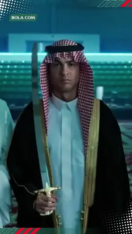 Cristiano Ronaldo menggunakan jubah tradisional Arab Saudi yaitu Bisht, untuk memeriahkan hari nasional Arab Saudi yang jatuh pada, Sabtu (23/9/2023). Cocok gak nih buat Bang Dodo? 📽️: X/B24PT #BolacomID #BLCBM #Ronaldo