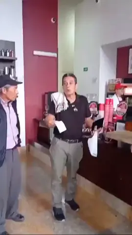 Un grupo de cafeteros de #Antioquia  expresó su inconformidad con los precios del café en una tienda de Juan Valdez: 