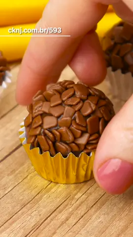 Ontem foi um dia muito especial com esse Brigadeiro Gourmet que tanto amamos 🥰 Então bora dividir essa receita simples e deliciosa com vocês.  Como Fazer Brigadeiro #receitasimples #brigadeiro #chocolate #AprendaNoTikTok #tiktokreceita   INGREDIENTES BRIGADEIRO 390 g de Leite condensado (1 lata) 100 g de Creme de leite (1/2 caixinha) 20 g de Manteiga (1 colher de sopa) 100 g de Chocolate meio amargo 100 g de Granulado