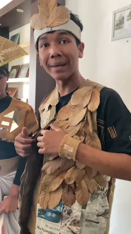 World Clean Up Day Kota Sukabumi Siswa SMANTI membuat kostum dari karung goni dan daun kering.