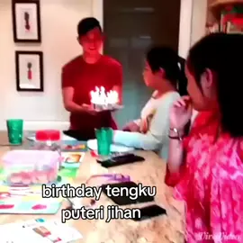 Throwback birthday Tengku Jihan. Penyayang nya Tengku Muhammad 😍 #tengkujihanazizahathiyatullah #anakraja #tengkuhassanal #pahangroyalfamily 