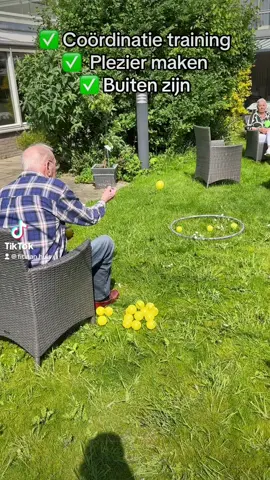 In de zon, op een speelse manier werken aan je gezondheid en vitaliteit. Wat wil je nog meer? 😎☀️  #dementia #dementie #ouderenzorg #ouderen #plezier #pleziermaken #sun #zon #bal #vitaliteit #vitality #bewegenmetouderen #bewegenoptiktok #tiktok #bewegenisgezond #zorghuis 