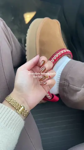 couldnt stop looking at them🍂🤎🧸 #fyp #fallnails #autumn #brownnails #nailday #naildayvlog 