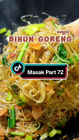 Bihun Goreng ala AKUUUU 😋 toping bisa di sesuaikan selera, bisa pakai udang,telur orak-arik,bakso atau lainnya, tapi aku bikin pakai bahan seadanya di kulkas 🤭 Ohya aku tiap bikin bihun selalu rendam pakai air biasa bukan air panas krn hasilnya lebih mengembang dan kenyal, pas di masak juga jadi tidak kematangan ~ Masak Part 72 #bihungoreng #resepbihun #resepnivyzie #nivyziestory #masakanrumahan #masakansimple #kulinertiktok #fypシ #fypdongggggggg #masyaallahtabarakkallah 