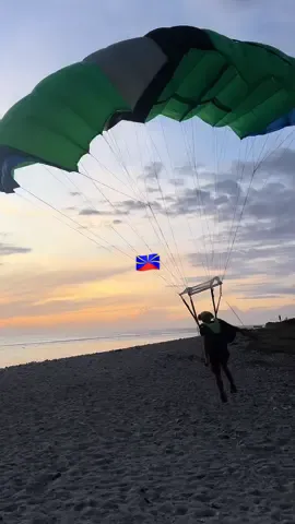 Un mariage sur la plage de la Reunion 🇷🇪    #iledelareunion #lareunion #lareunion974🇷🇪 #travel #voyage #decouverte #traveltiktok #travellife #coucherdesoleil #foryou #mariage #sun #plagedelareunion #fyp 