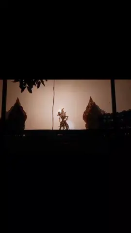Cuplikan adegan budhalan kurawa dari balik layar. ketika saya mundhi dawuh pak Bambang Setya Budi untuk menjadi Dalang pada pementasan wayang kulit dalam rangka merti dhusun Cangkring, Banyurejo, Tempel, Sleman, DIY. video kiriman mas @anggitnazulla .  #wayang #wayangkulit #wayangjawa #kesenianjawa #kesenian #budaya #budayaindonesia #budayajawa #dhalang #dalang #pedhalangan #karawitan #karawitanjawa 