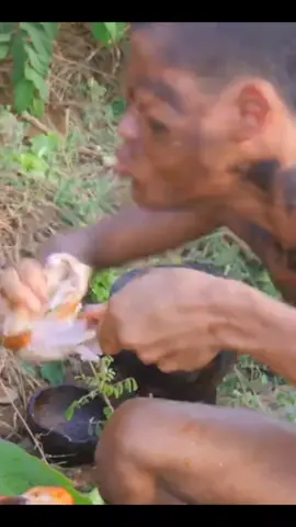 Survival life in the forest eats chicken #primitiveboy #survival #kmengpreyboy #amazingvideo #foods #ypf #eat #foodentertainer #cocing🍳🥘 