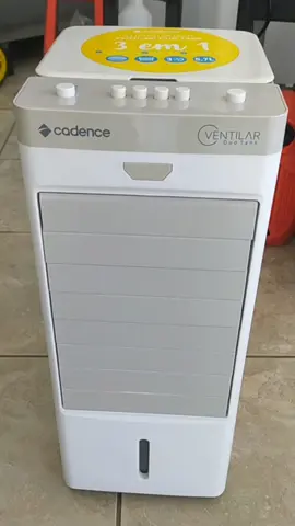 Sua casa com a temperatura agradável todos os dias Com o Climatizador e Umidificador de Ar Cadence Ventilar Duo Tank você terá um ambiente saudável com a temperatura adequada todos os dias. Ele climatiza, umidifica e circula o ar, além de contar com reservatório de 5,7L e 3 velocidades de ventilação. Medindo 23x55x29cm, é compacto e fácil de manusear, sendo ideal para utilizar no quarto ou em cômodos menores. Também possui rodinhas deslizantes em sua base para facilitar o descolamento entre os cômodos e outras funcionalidades que fazem toda a diferença. Confira os detalhes: Pad cooling: com filtro colmeia que utiliza a evaporação da água para refrescar naturalmente o ambiente. Filtro antipoeira: evita a entrada de poeira no climatizador, tornando o ar expelido mais puro e limpo. Easy Fill: fácil abastecimento, mais conforto térmico em qualquer hora do dia! DUAL TANK: com 2 Bolsas para gelo. Coloque gelo ou o recipiente com gel congelado dentro do reservatório de água, para aumentar a eficiência de resfriamento do produto, porém o nível máximo de água do reservatório nunca pode ser superior ao nível máximo estabelecido. Azevedo, de A a Z o melhor para você!🤲🏼 Entre em contato conosco ou visite nossa loja para obter mais informações. 📲 31 38551020