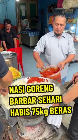 Mampir ke Nasi Goreng lejen yang masaknya barbar di Medan!!! . #serunyabelajar #fyp #serunyakuliner #kulinertiktok #jelajahkuliner2 #kulinerindonesia #streetfood #kulinermedan 