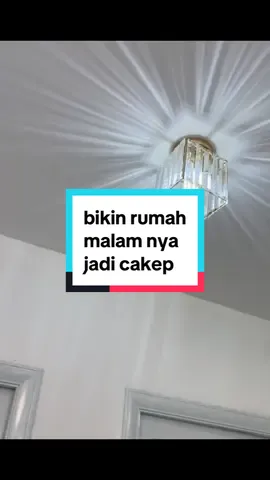 box lampu Deskripsi produk Spesifikasi Jenis Penerangan Lampu: Lampu Gantung Deskripsi ; lampu plafon ceiling kristal tabung, model cantik dan simpel buat dekorasi plafon teras, ruang tamu maupun kamar tidur. - 2 pilihan warna : Gold dan black. - Materail Iron metal+ Crystal (Kristal asli,bukan acrylic...!!!) Mohon cek stok sebelum transaksi. #tiktokshopindonesia #perabotanrumahtangga 