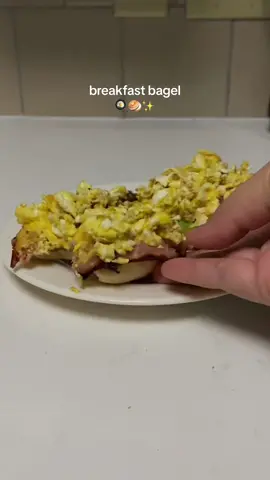 this breakfast bagel is on repeat 🤤 #fyp #cookingtok #breakfastideas #bageltok #foryoupage 