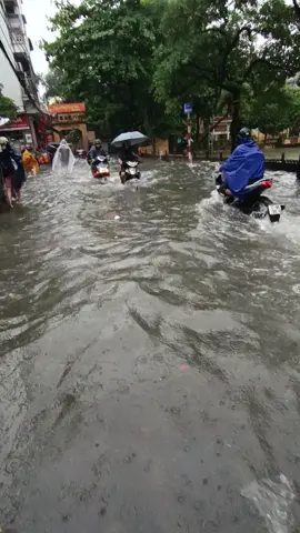 chợ nổi phùng khoang  các bạn đến mua đồ nhớ sắm thêm áo phao nhé và thuyền nhé #muahanoi #hanoinews 