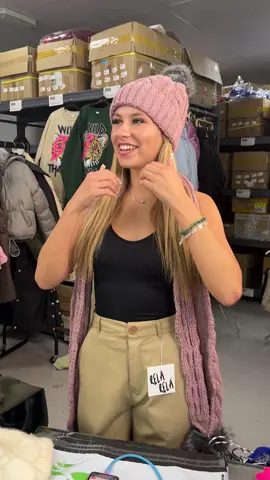 What an outfit?! #tiktokmademebuyit #outfitideas #TikTokFashion #autumnfashion #winterfashiontrends #winterlooks #hatset #scarfset #accessories 