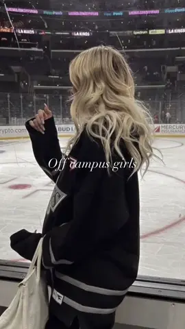Off campus girls 💗🏒 #offcampus #ellekennedy #thedeal #thegoal #thescore #themistake #BookTok #fyp #fancast #bookedit #tiktok #hockeyromance #hockeybooks 