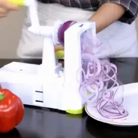 احصل على Veggetti Pro وغيّر طريقة تحضير وجباتك! 😍🍝  🌱 ببساطة ضع الخضار في Veggetti Pro وشاهد كيف تتحول إلى شرائط مكرونة لذيذة في ثوانٍ! 🥗 قدم سلطات لذيذة وكولسلو شهي، أو حتى حلقات بصل مقرمشة. 🎉 بشفراته الفولاذية الحادة، يعمل Veggetti Pro مع معظم أحجام الخضار. 🧼 غسيل آمن في غسالة الصحون وسهل التخزين. لا حاجة للبطاريات وسهل التخزين في أي مكان. 📦🚀  #اكسبلور #السعودية #الاردن #عمان #متجر #لايك #اشتري #قطاعة_خضار #الشعب_الصيني_ماله_حل😂😂 