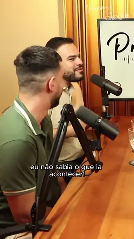 🏳️‍🌈🎙️ “Naquele momento, a minha perna tremeu, minha mão suou, meu coração disparou”, contou Gustavo Catunda, conhecido nas redes como um dos @2depais junto com seu marido Robert, que foram os super convidados do próximo episódio do podcast @prosa choque ! O que você achou dessa cena que o Gustavo descreveu para o início desta história de amor? Nessa entrevista, eles contaram tudo pra gente: desde a juventude como grandes amigos, a descoberta da sexualidade, seus sonhos de aumentar a família, o processo da barriga solidária e até sobre a criação dos gêmeos! 🎧 Essa prosa ficou super divertida e estreia na próxima segunda-feira, dia 02/10 no nosso canal do YouTube, Spotify, Deezer e SoundCloud (veja os links da bio!) #lgbt #lgbtqia #lgbti #lgbtqiapn #casalgay #2depais #doispais #familialgbt #minhafamiliaexiste #diversidade #pluralidade #podcast #videocast #influencer
