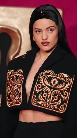 @La Rosalia at @schiaparelli filmed by us 🫶🏽 How incredible does she look? #rosalia #rosaliamotomami #rosaliavt #schiaparelli #TikTokFashion 