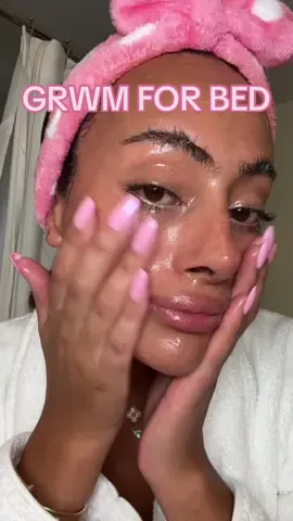 Get ready for bed with me 💤🪽 I keep my nighttime skincare routine very simple and the @ELEMIS pro collagen cleansing balm does all the work taking off my makeup 😌 #elemispartner #skincare #nighttimeskincare