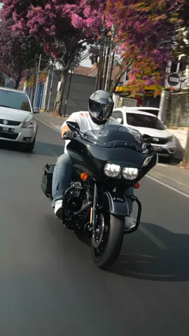 Salfok sama pohonnya.. berasa dimana ya..?? 🤭 #harleydavidson #roadglide #slowmo #rollingshot #foryou #fyp #bikelife #bigbike #americanstyle 