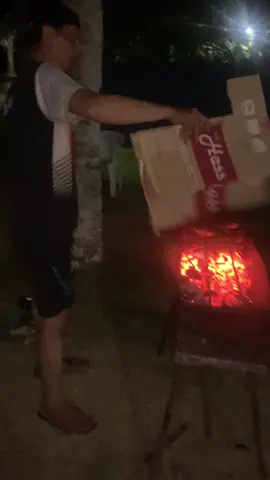 acara malam minggu bakar ikan dan karauke #bakarikan  #malammingguan #pantaianyer 