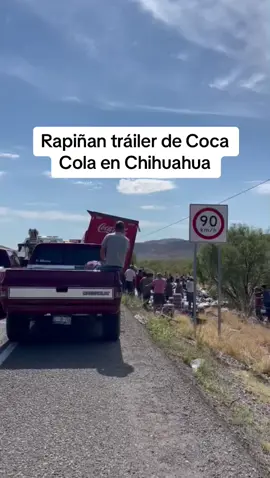 En la Carretera Delicias-Chihuahua ciudadanos robaron refresco de un camión descompuesto #chihuahua #viral #fyp #cocacola #cocacolachallenge #noticias 