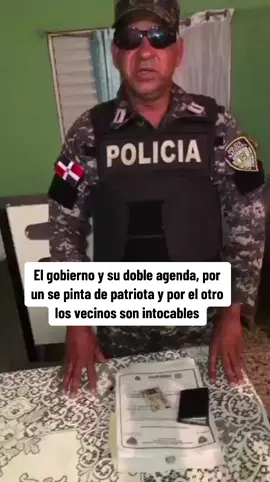 Este valiente y patriota agente de la @PoliciaRD rompió una bandera de los vecinos a un grupo de ilegales que como forma de burla trataron de alzar su bandera por encima de la nuestra, ahora lo quieren cancelar, no se puede permitir. A ese nivel hemos llegado. @chuvasquez @luisabinader #GobiernoTraidorALaPatria #ElCambioFueUnaTrampa #ElGobiernoMiente #SeVan 