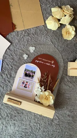 ANOTHER GIFT IDEA ✨🫶 Intip proses pembuatan Aira Acrylic yuk..  Hal-hal baru yang harus dicoba karena terkadang kita harus keluar dr zona nyaman 🎊  Buat kalian.. jangan minder dan ragu ya jika kalian punya mimpi yang besar👌 #tutorial #viral #giftidea #kadowisuda #kadonikah #kadoseminarproposal #kadomurah #kadoaesthetic #idehadiah #tiktokdiy #ditcraftindo 