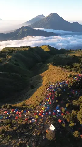 Gunung Prau dari atas ketinggian 😍 Video : pooma_negara ( Instagram ) #gunungprau #gunungprau2565mdpl #gunungpraudiengwonosobo #gunungprauviapatakbanteng #gunungprauviawates #gunungprauviadieng #gunungprau2590mdpl #gunungpraupatakbanteng 