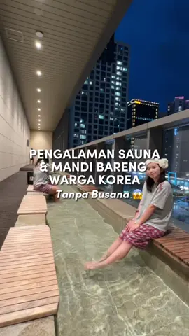 [PENGALAMAN MANDI BARENG WARGA KOREA 😱] Berawal dari bingung seharian hujan di Seoul enaknya ngapain, akhirnya mutusin buat ke JIMJILBANG atau Tempat Pemandian Umum & Sauna ♨️ Fasilitasnya tuh lengkap polll: ✅ Pakaian dan handuk dipinjemin ✅ Ada beberapa ruangan sauna, mulai dari yang suhunya biasa, sampe 80°C 😱 ✅ Pemandian umum-nya dipisah antara cowo & cewe dan WAJIB TANPA BUSANA  😱 Tapi tenang aja, orang2 di sini kaya uda biasa gitu. Jadi ya gw biasa aja juga wkwkwk ✅ Pemandian air panas-nya LUAS BANGET dan ada Jacuzzi 😆 ✅ Di sini ada waterpark juga. Tapi aku ambil paket yang Jimjil Spa (untuk 6 jam). Mnurutku udah puas bangetttt! ✅ Banyak yang ajak anak2 juga ke sini ✨ MENURUTKU WORTH IT BANGET! Wajib masuk list kalo kalian lagi di Korea 🇰🇷✨ 💰23,000 won (Jimjil Spa only, 🕐 6 jam) Kursi pijit nambah 3,000 won #korea #liburankorea #wisatakorea #bahasakorea #koreanspa #jimjilbang #aquafield #seoul #liburan #travelling 