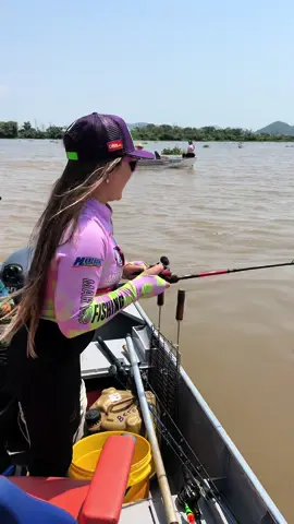 100 mulheres pescando no pantanal 🎣 Esse foi o primeiro dia de festa e pescaria do evento Mulheres no Miranda 😍🎣  #pescaria #pesca #pescatiktok #tiktokfishing #mulheresnapesca #mulhertbmpesca 