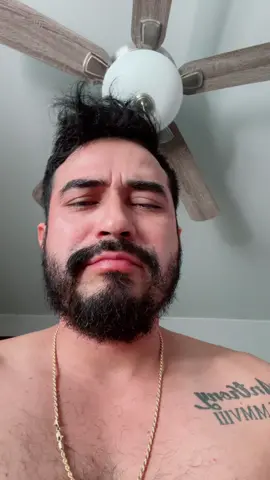 Mas viwjo con barba ahhh y yo pero si viejo ya soy 😜