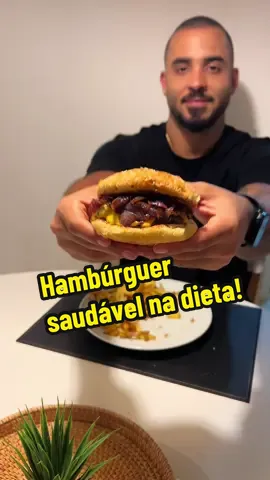 Só faz e me abraça depois 🤌🏾 Hambúrguer  1 pão de hambúrguer (70g) 180g de patinho pesado cru  30g de queijo mussarela  Cebola com molho tarê  Calorias estimadas: 540kcal  Carboidrato: 40,6g  Gordura: 16,7g  Proteína: 53,6g  Preço estimado do hambúrguer: 11 reais!  Numa hamburgueria a caloria é no mínimo o dobro e o preço no mínimo o triplo.  Pra batata 400g pesada crua (256kcal)  Azeite 10g, umas 90kcal  Já salva pra fazer e me marca 💪🏾👊🏾 #dieta #receita #fit #Fitness #receitasimples #hamburguer #hamburguercaseiro #receitasfit #dietaflexivel #nutri #nutricionista 
