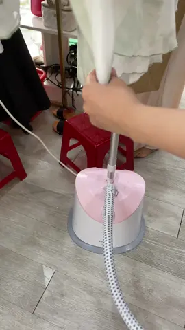 Bàn là hơi nước dạng đứng ngày càng mang lại sự tiện lợi cho tôi, bàn là hơi dạng đứng sử dụng an toàn cho mọi loại vải. Đây là giải pháp tuyệt vời cho những loại vải tinh xảo như lụa và len cashmere. Bàn ủi hơi nước Philips GC485/49 có công suất lên đến 1800w và dung tích bình chứa nước lên đến 1.4L, việc này giúp toi không phải thay nước nhiều lần. Với công suất lớn việc là quần áo sẽ nhanh chóng và các vết nhăn khó cũng sẽ được là phẳng tức thì. Ngăn chứa nước lớn, trong suốt, có thể tháo, rời cho thời gian là bằng hơi nước lâu hơn. Dễ dàng châm thêm nước với lỗ châm nước lớn. Mặt là thiết kế đặc biệt giúp là nhanh phẳng hơn Hơi nước diệt sạch hơn 99% vi khuẩn . Tiết kiệm thời gian và tiền bạc khi ít phải giặt ướt và giặt khô, cũng như giúp quần áo bền hơn. Xả cặn và vệ sinh dễ dàng   Việc cải tiến đáng chú gì nhất của dòng bàn ủi philips GC485/49 là 2 tốc độ lựa chọn cho việc ủi để dễ hơn vì tùy từng loại vải và vết nhăn chúng ta chọn chế độ cho phù hợp nhất. Bàn ủi sẵn sàng sử dụng: <1 phút, hơi phun liên tục: 35 g/ph.   Trụ đứng lắp sẵn có thể điều chỉnh để treo quần áo trong khi dùng bàn ủi. Các bạn có thể thu gọn trụ lại để dễ cất giữ. Giá treo quần áo đặc biệt giúp bạn dễ dàng treo những trang phục như áo, váy, quần trong khi dùng bàn ủi.   Bàn là hơi nước dạng đứng sử dụng an toàn cho mọi loại vải. Đây là giải pháp tuyệt vời cho những loại vải ,tinh xảo như lụa và len cashmere. Bình chứa nước có thể tháo rời Bình chứa nước trong suốt, tháo rời được và có dung tích lớn, thích hợp cho một lần ủi với thời gian kéo dài. Dễ dàng châm thêm nước với lỗ châm nước lớn. Vòi hơi nước silicon không chứa PVC Vòi hơi nước làm bằng vật liệu silicon, an toàn khi dùng với hơi nước.  Model : Philips GC485/49 #philipshomelivingvn