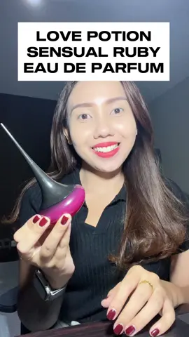 Love Potion Sensual Ruby Eau De Parfum wanginya kayak gimana sih?  OMG ini salah satu parfum dengan aroma semerbak namun lembut yang bikin rista langsung jatuh hati saat pertama kali semprot. jadi seperti ini kemasannya, elegan. dengan botol yang minimalis nan cantik. dimulai dengan aroma caramel yang manis, lalu ada aroma fruity yang segar, dilanjutkan aroma coklat yang mempesona, dan ada aroma mawar, musky yang memikat. Parfum ini dibuat oleh perfumer dari Perancis, Benoist Lapouza, yang sudah berpengalaman dari tahun 1986. Top notes nya adalah Red Berries, Peony and Orange; middle notes adalah Dark Chocolate, Rose and White Flowers; base notes adalah Roasted Nuts, Caramel, Musk and Cedar. sekilas, parfum ini aromanya mirip dengan parfum legendaris oriflame My Red by Demi Moore yang laris pada masanya. singkatnya, aroma parfum ini semerbak di awal, tapi semakin lama semakin lembut dan bikin penasaran. yuk jadiin Love Potion Sensual Ruby Eau De Parfum jadi salah satu koleksi parfummu.  #lovepotionsensualruby #lovepotionsensualrubyeaudeparfum #lovepotionsensualrubyedp  