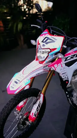 Decal cantik buat cewek cantik 🥶 - Informasi lebih lanjut bisa cek bio kami. #designone #designoneracing #motocross #graphickit #fyp #crfindonesia 